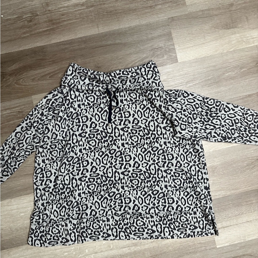 AnyBody Gray and Black Patterned Top